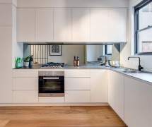 Mirrored backsplash in the kitchen