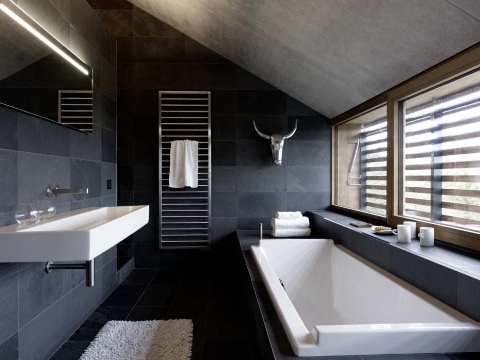 dark bathroom design